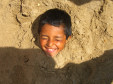 Kinder wachsen aus dem Sand (Ausflug im Sport- und Freizeitpark)