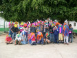 Farbenfrohe Maskenversammlung