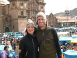 Weihnachtsstimmung auf dem Markt von Cusco. Die frisch gekauften M�tzen kommen zu ihrem Einsatz
