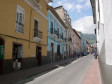 Farbenfrohe Strasse in der Altstadt von Quito