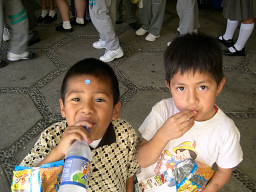 Manuelito und Marvin am Ende ihres ersten Schultages Manuelito und Marvin am Ende ihres ersten Schultages